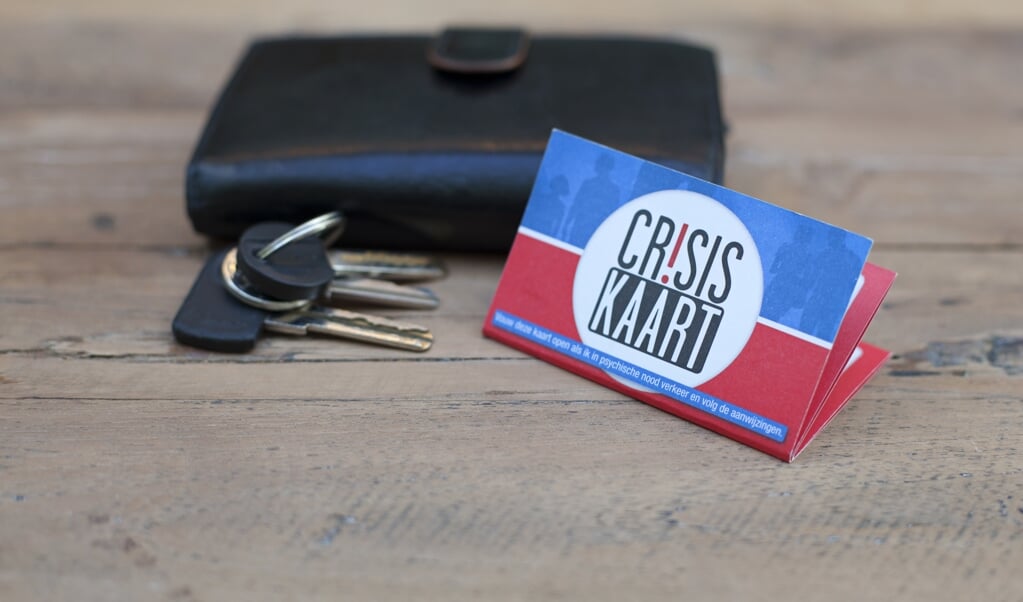 De Crisiskaart past vanwege het handzame formaat gewoon in een portemonnee. 