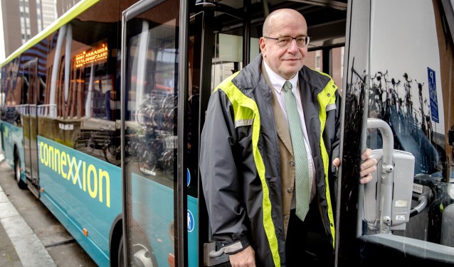 Fred Teeven als buschauffeur.