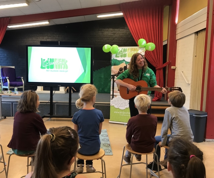 6 kinderen van de achterkant en Eva Kop vertegenwoordiger van de Liedjesfabriek