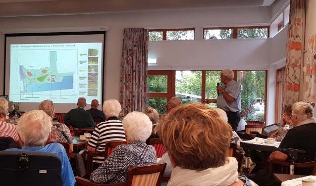 Wim van den Berg, voorzitter van Oud Scherpenzeel, laat zien welke plek men in gedachte heeft voor de replica van de molen.