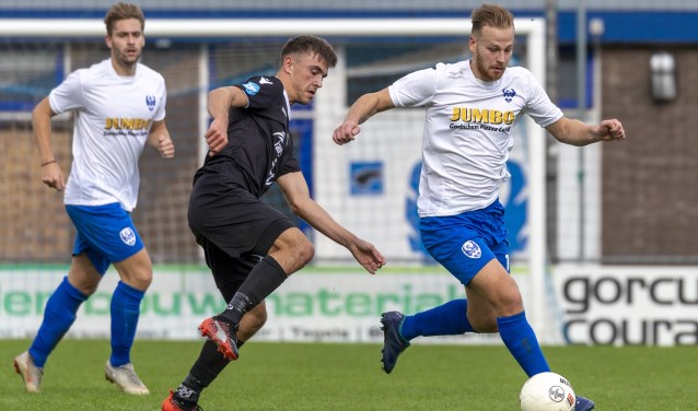 Dylan Verschoor (rechts) was met twee goals de grote man aan Arkel-zijde.