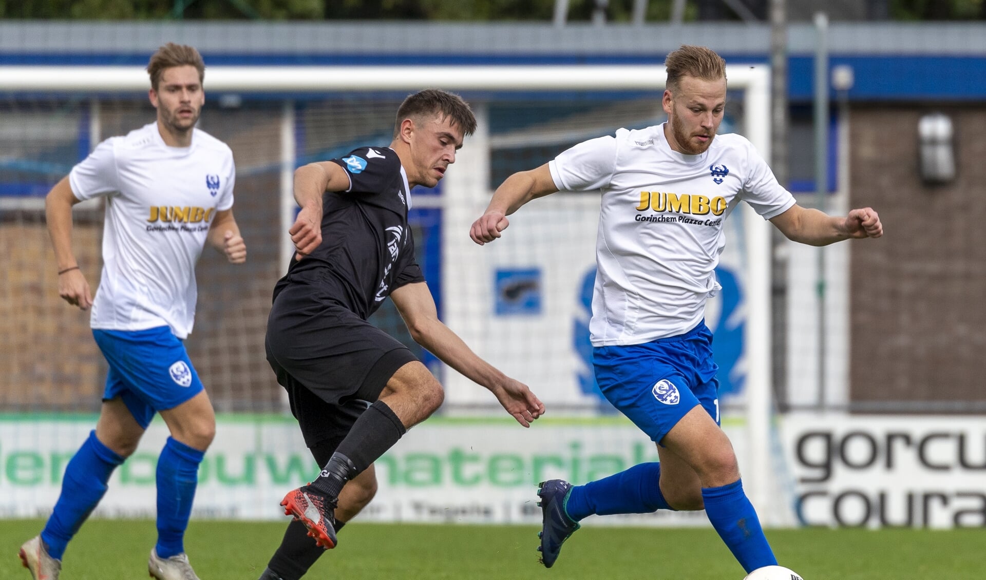 Dylan Verschoor (rechts) was met twee goals de grote man aan Arkel-zijde.