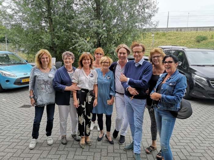 Frank en Rogier met een paar medewerkers Kringloop Gorinchem