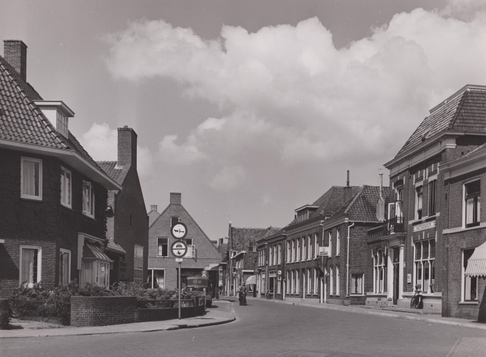 Kleterstraat met rechts het Nutsgebouw in augustus 1955.