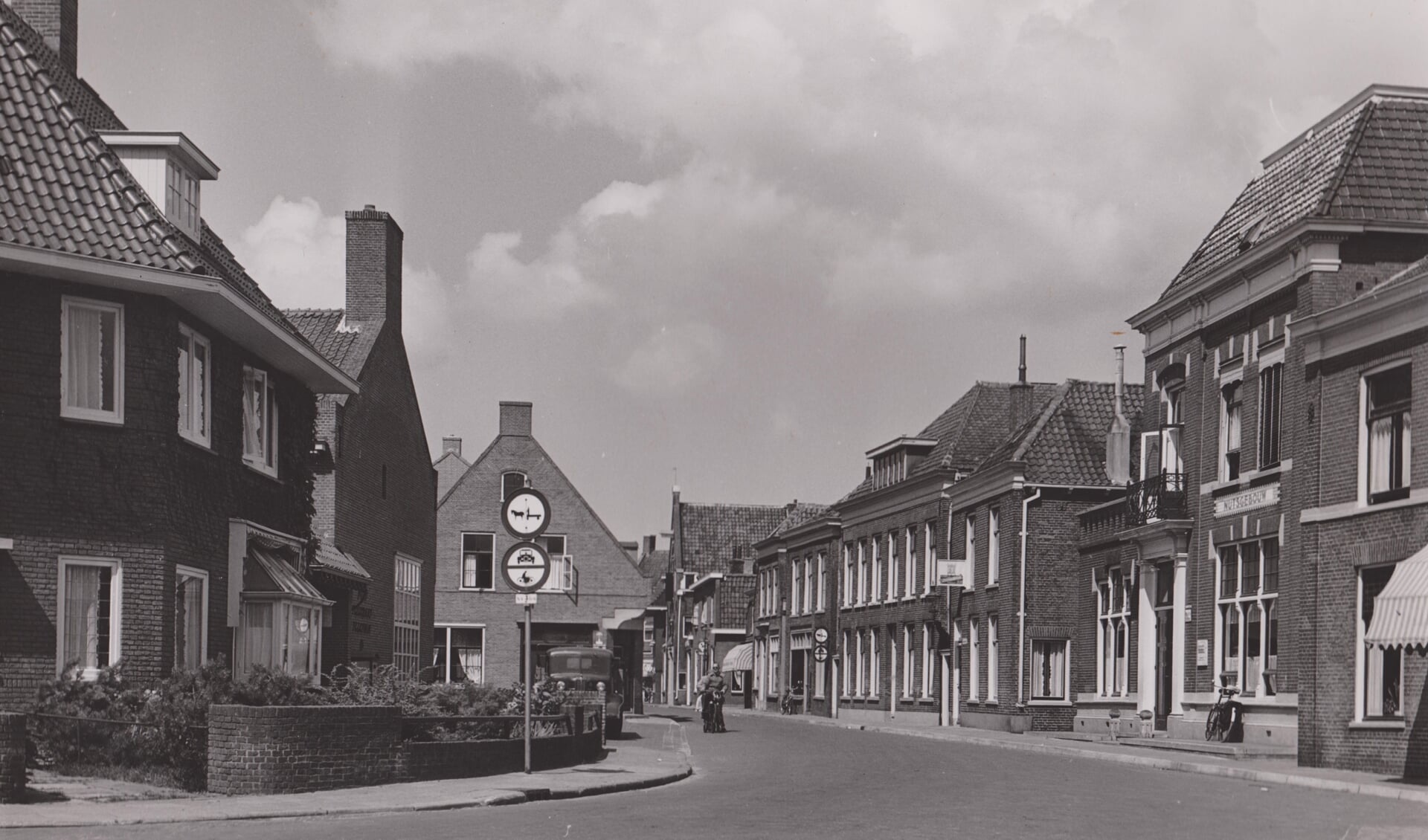 Kleterstraat met rechts het Nutsgebouw in augustus 1955.