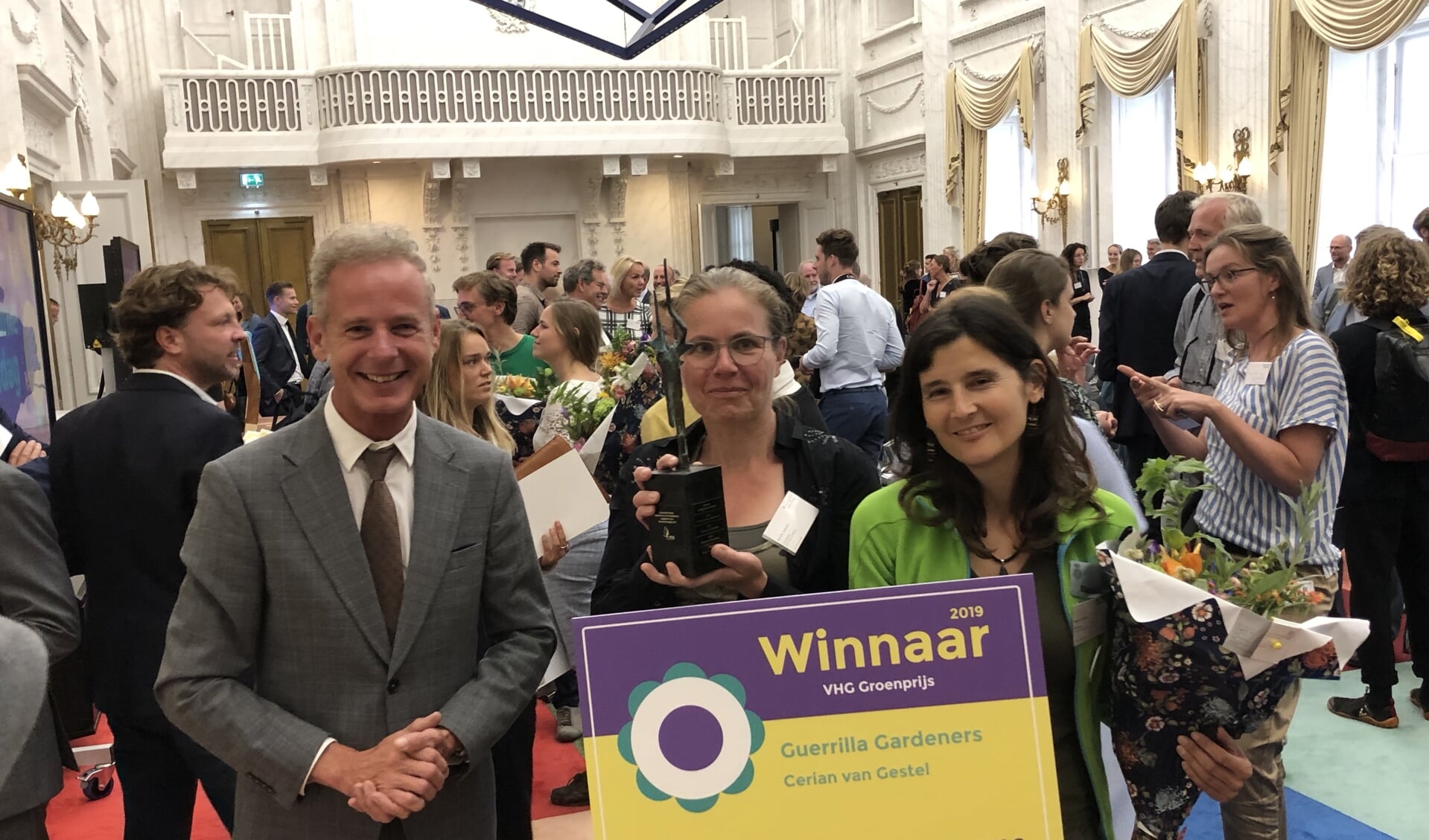 VHG directeur Egbert Roozen met winnaars Marielle Stegeman en Cerian van Gestel