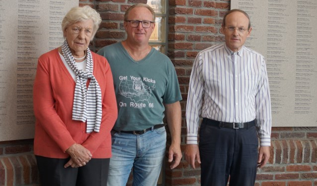 Een deel van het bestuur van de stichting Oktober '44.