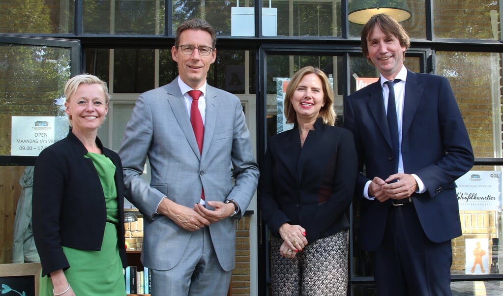 Wethouder Floor Gordon, burgemeester Tjapko Poppens en wethouder Herbert Raat in september na een gesprek met minister Cora van Nieuwenhuizen over geluidhinder van Schiphol.