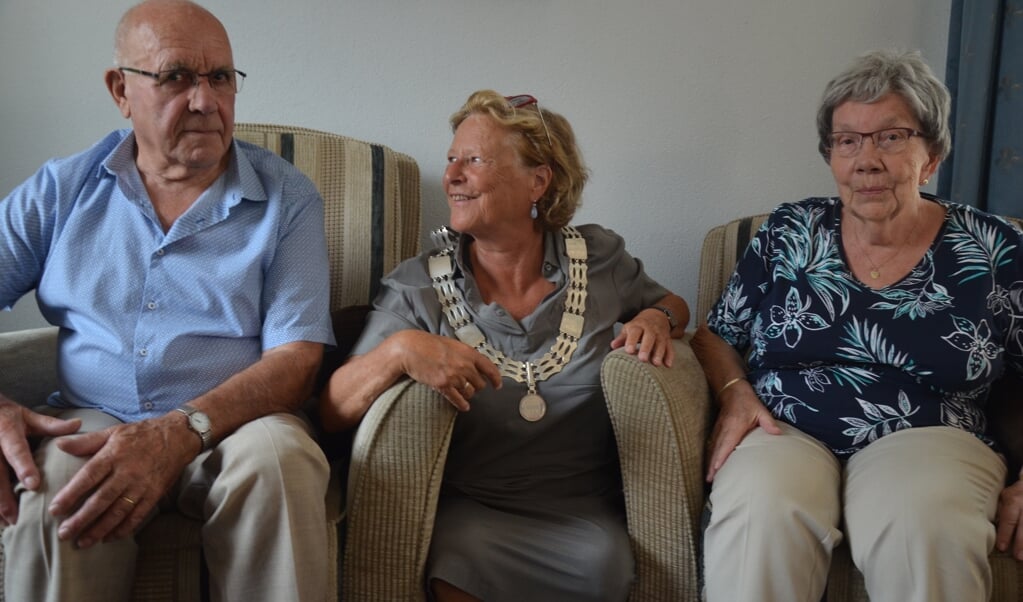 Het 60-jarige bruidspaar met waarnemend burgemeester Albertine van Vliet