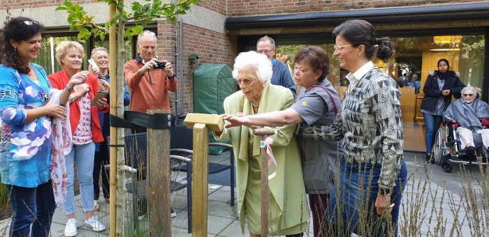 Mw Verkroost-Haak onthult gedenkplaatje op Zorglocatie Oranjestein
