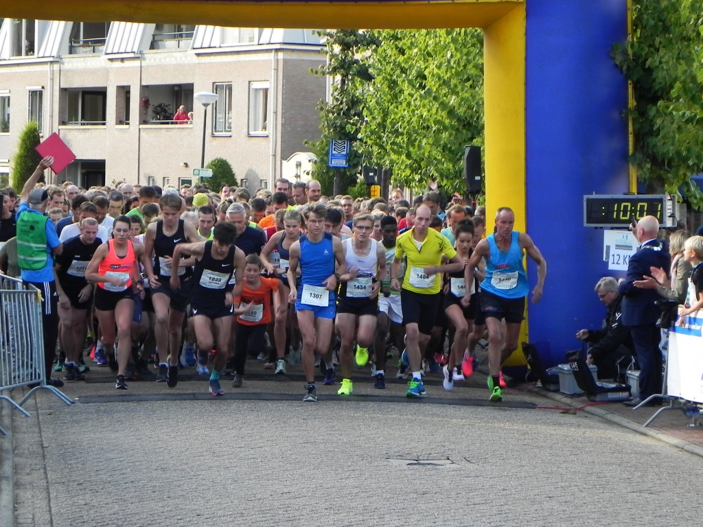 Het was druk bij de start van de 6 kilometer loop.