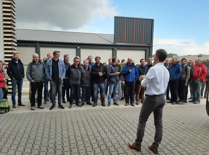 Rijksambtenaren RVO op de weegbrug bij de tweede bio-energie installatie in Ede