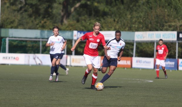 Henk Buijs in balbezit tegen Roda'46.
