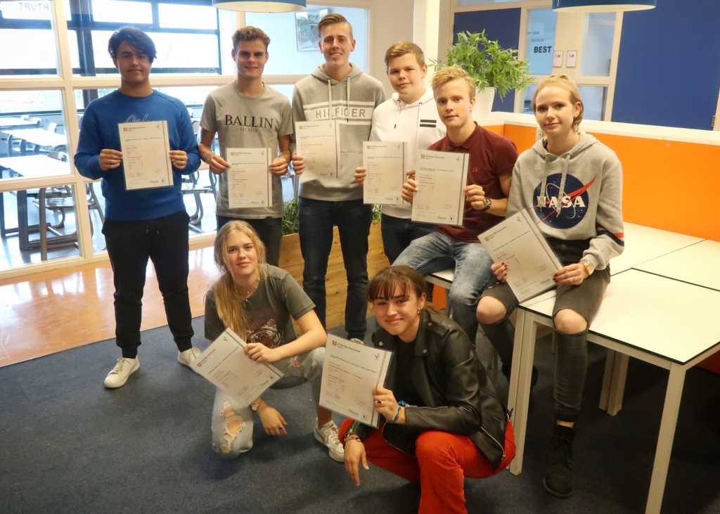 Acht vmbo-leerlingen van het Corlaer College met Cambridge Engels certificaat