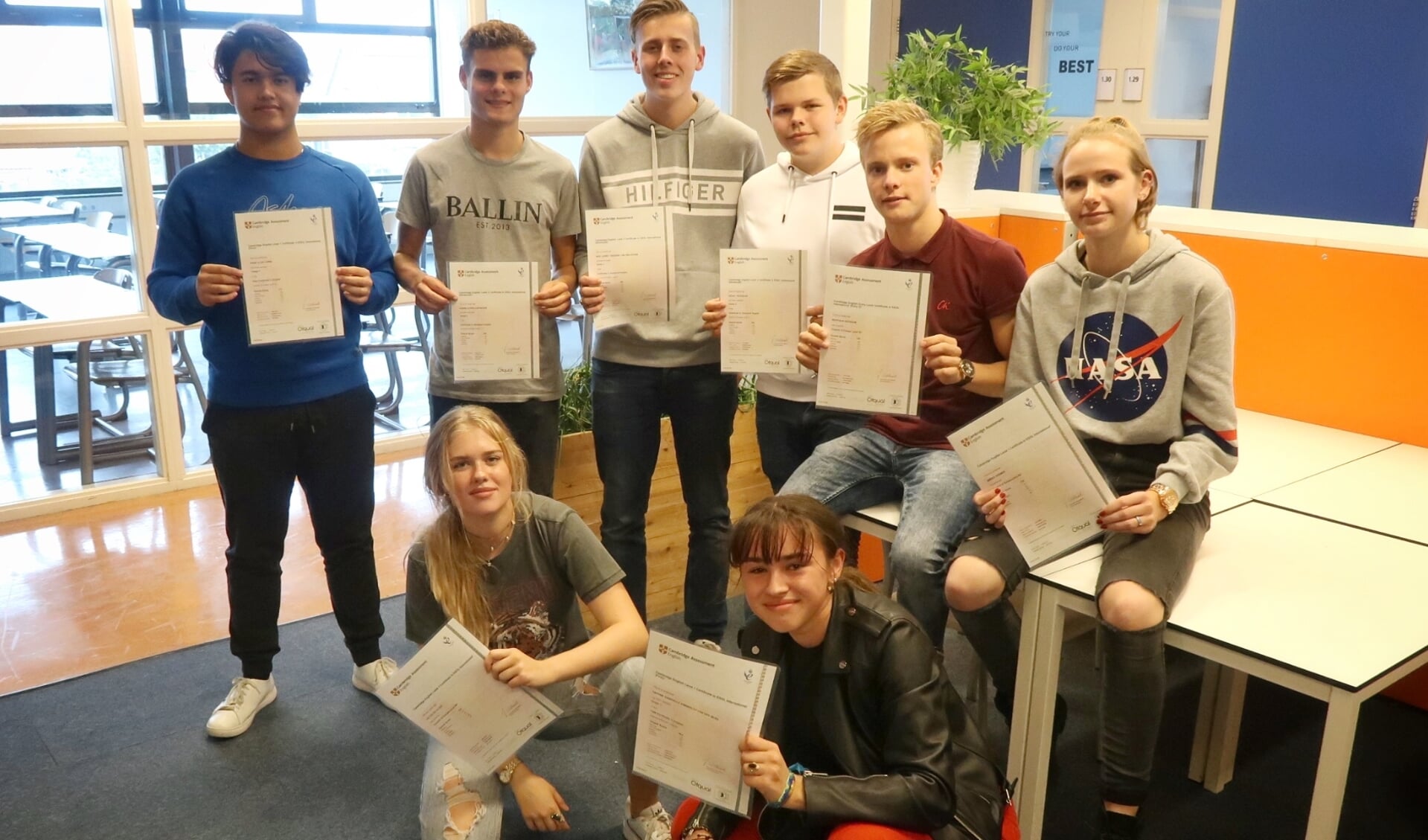 Acht vmbo-leerlingen van het Corlaer College met Cambridge Engels certificaat