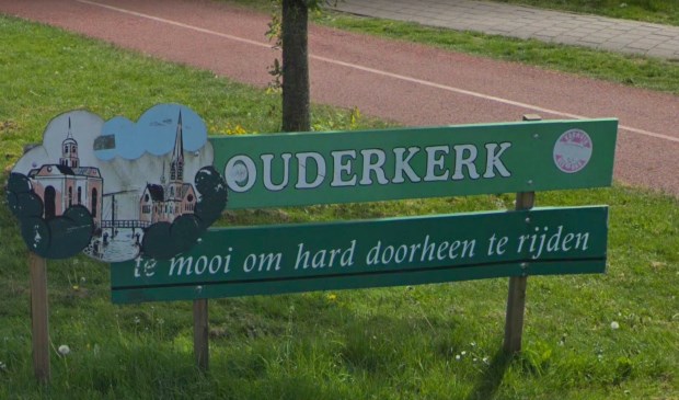 Het bord bij de ingang van Ouderkerk.