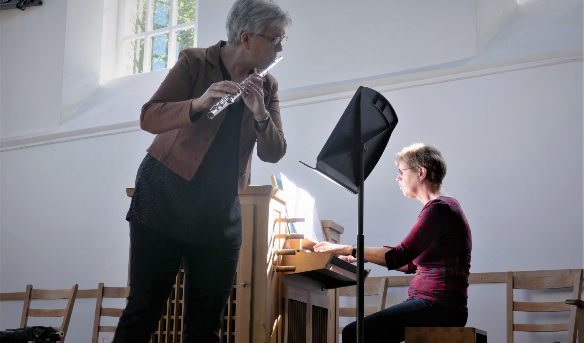 In de Oude Kerk spelen docenten van de Bachschool, Annemarie van der Sijde (L) en Gonny van der Maten.