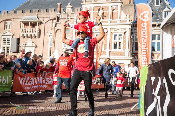 Blije kinderen tijdens de kabouterloop