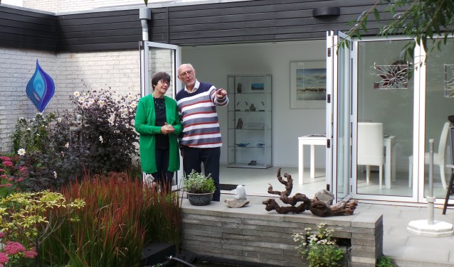 Els en Piet Dees in de beeldentuin van hun Galerie de Tuinkamer, ook te bezoeken tijdens 'Ontdek Hoofddorp'