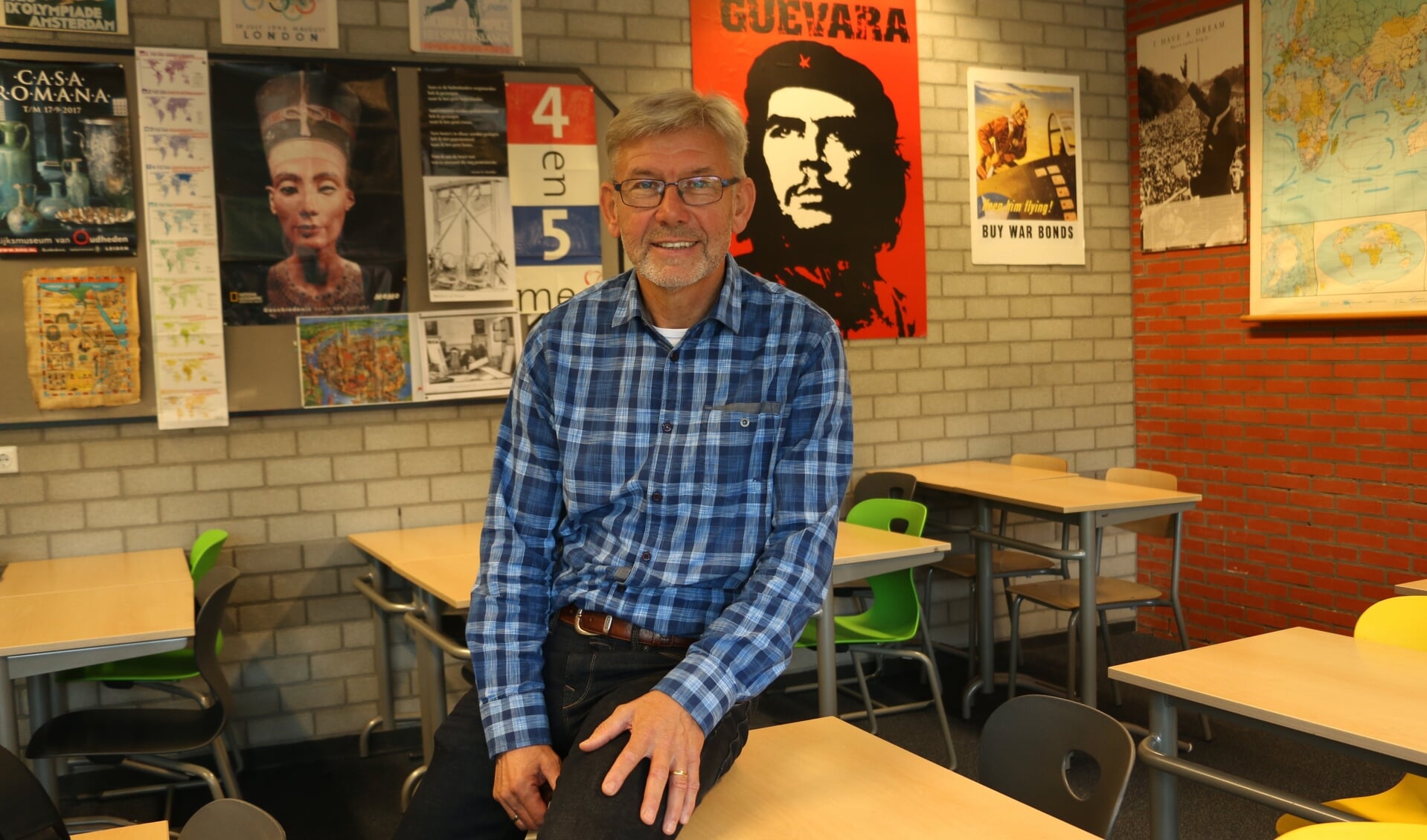 Geschiedenisleraar Heimen Top in zijn 'eigen' klaslokaal.