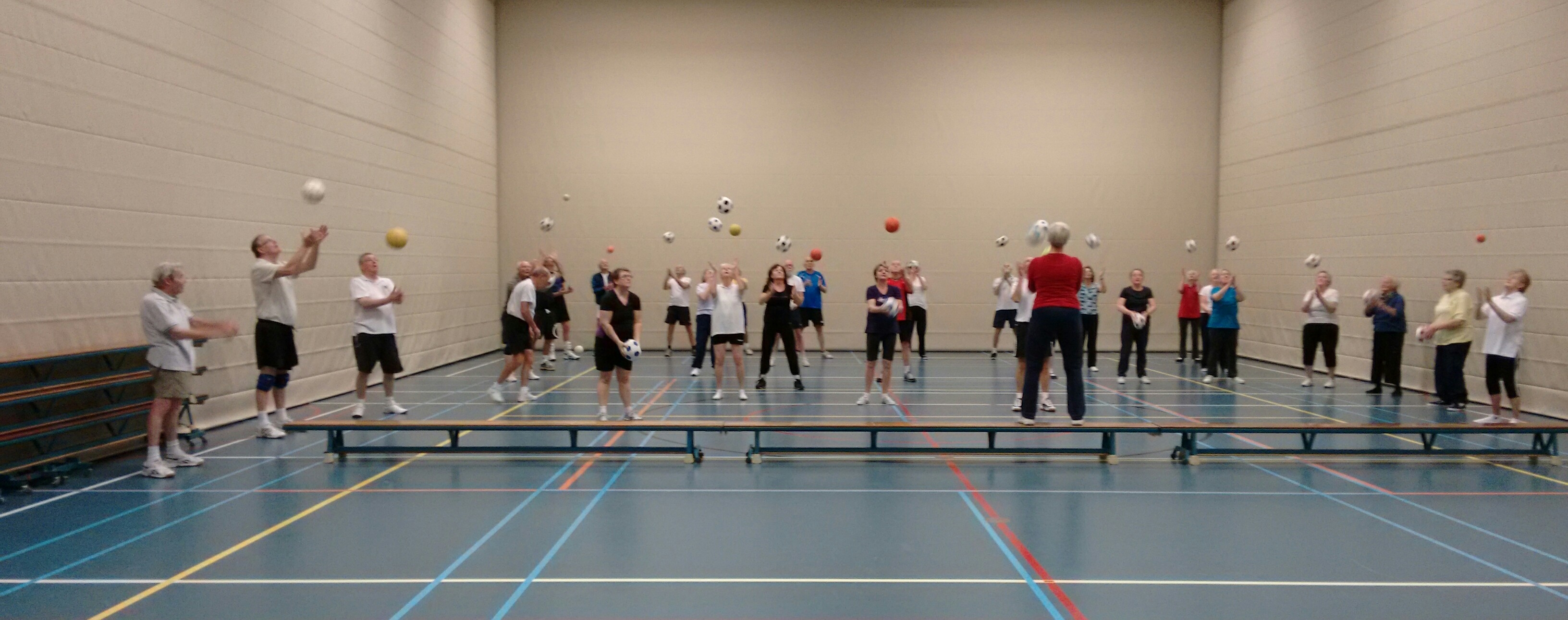 Beide groepen gezamenlijk aan het sporten