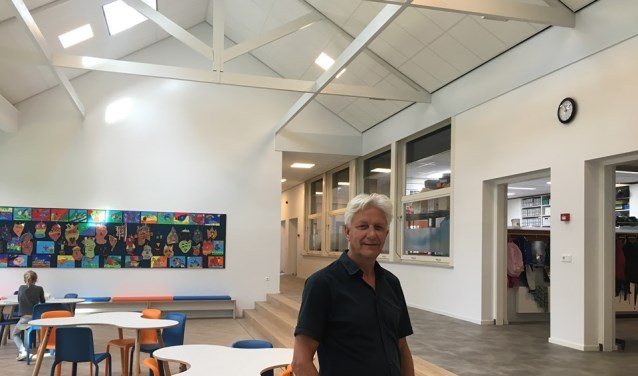 Directeur Kees Jan de Swart poseert trots in de verbouwde school.