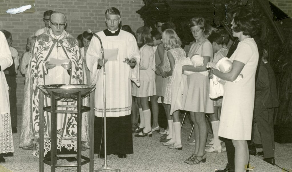 Kardinaal Alfrink opende de Petrus en Pauluskerk 50 jaar geleden en zegende het gebedshuis aan het Kerkplein in.
