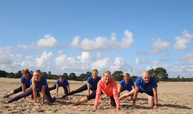 Wiebke den Broeder (oranje) traint (het hele jaar door) jong en oud in de buitenlucht: ,,Buiten word je sterk."