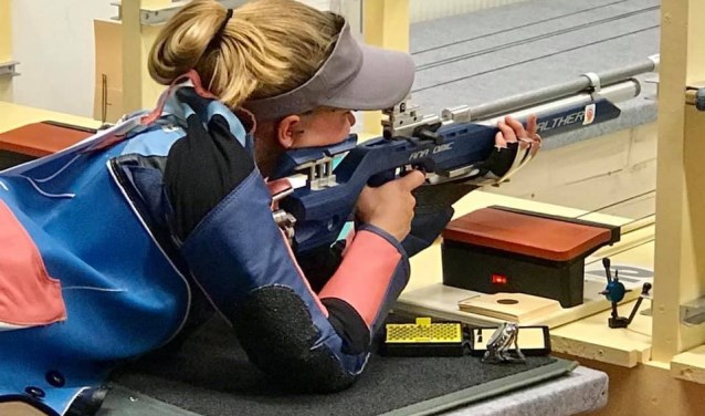Cecillia van Dongen in actie terwijl ze een Nederlands record verbreekt.