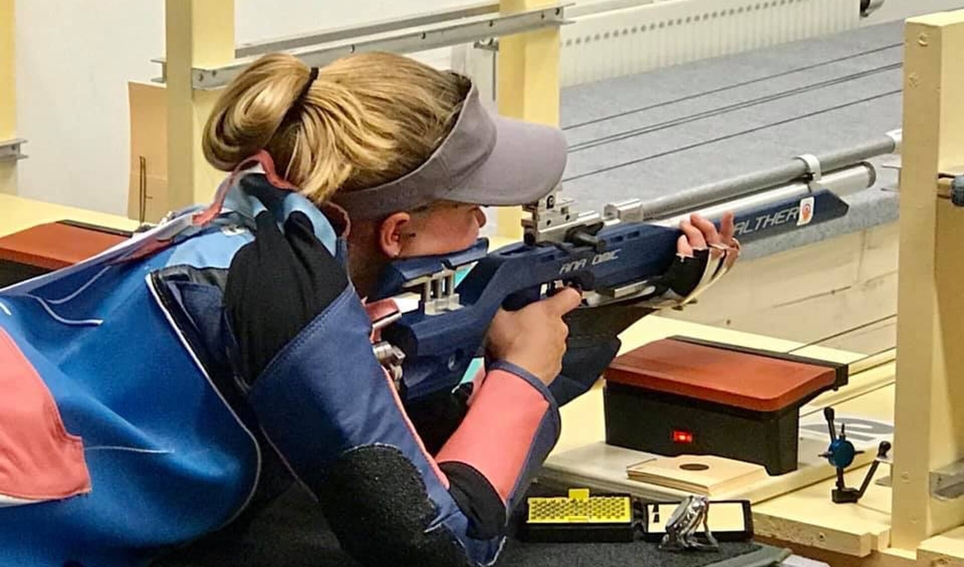 Cecillia van Dongen in actie terwijl ze een Nederlands record verbreekt.