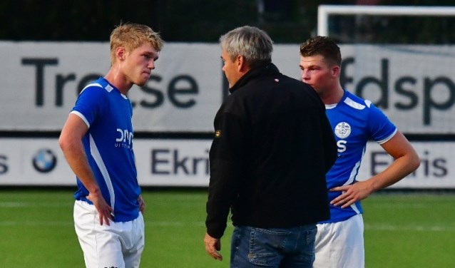 Al sinds de voorbereiding probeert Erik Assink met zijn ervaring zijn spelers verder te verbeteren.