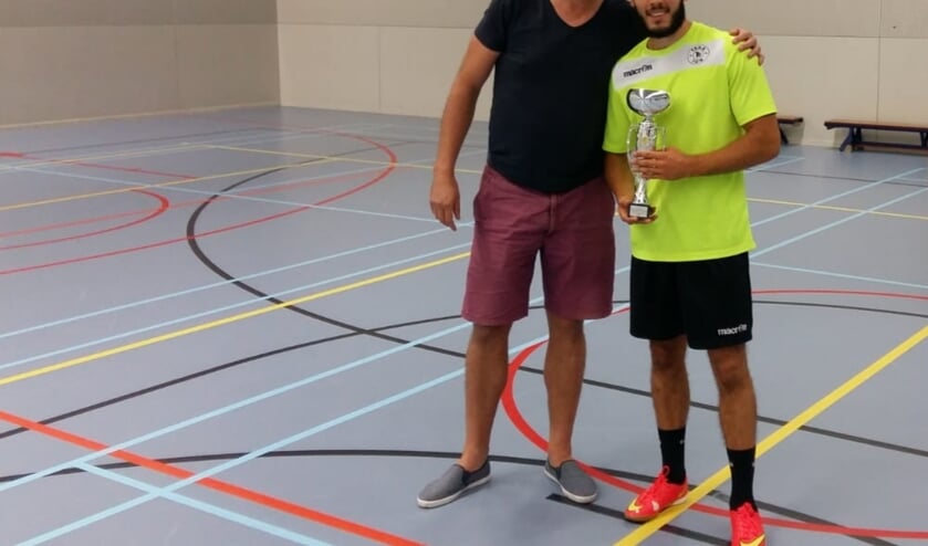 Vincent Vlot reikt beker uit aan aanvoerder Papendrecht