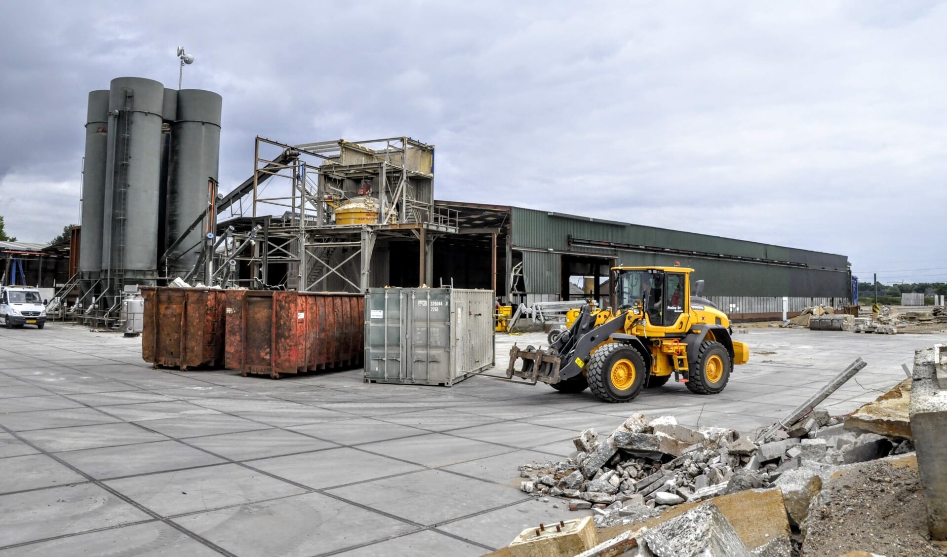 Op het voormalige terrein van betonfabriek Bosch Beton wordt momenteel gewerkt aan de ontmanteling van de oude fabriek.