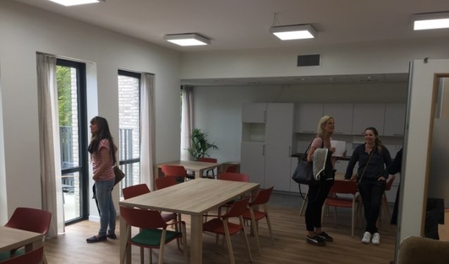 Medewerkers van Beukenstein bekijken hun nieuwe werkomgeving.