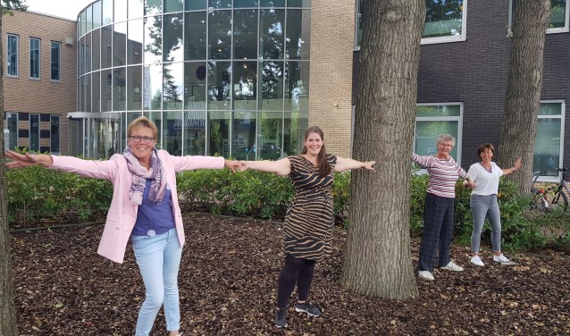 Constanja, Jiska, Miriam en Marjon hand in hand voor Week van de opvoeding.