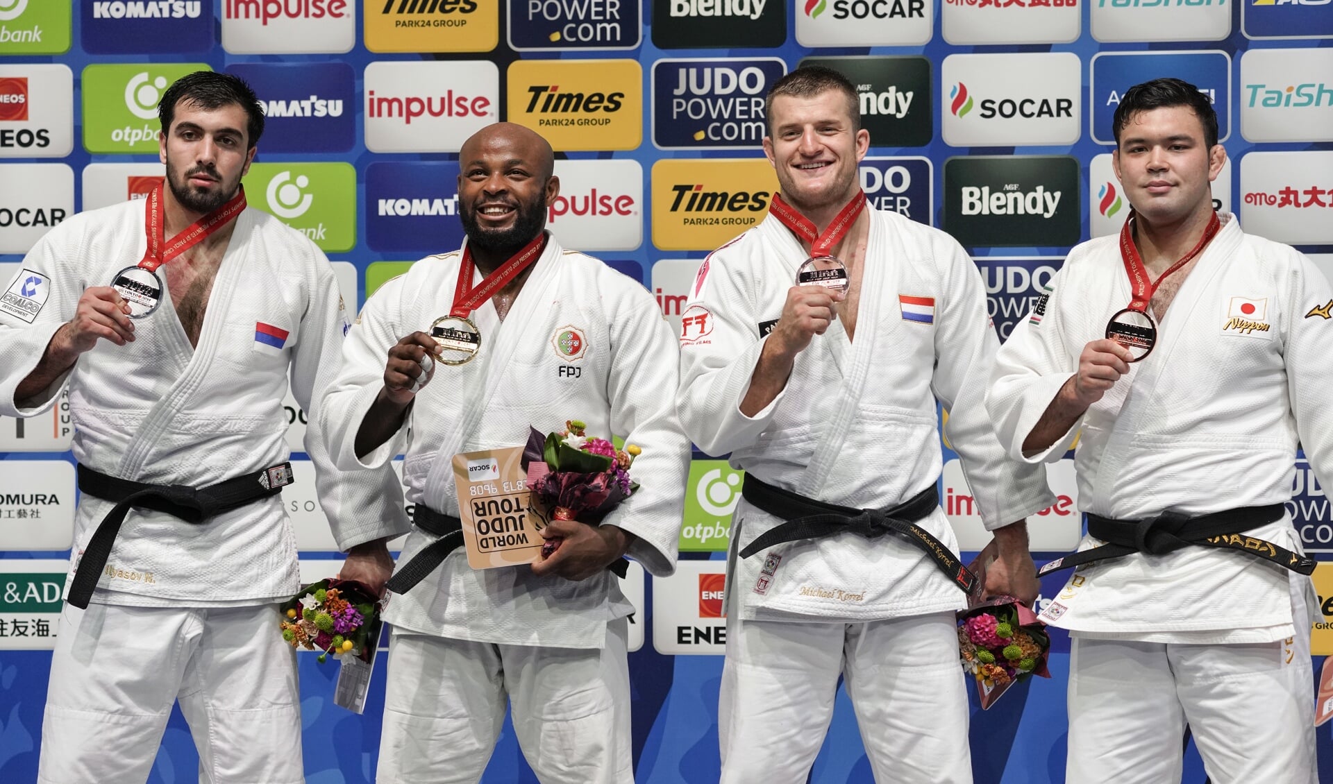 Michael Korrel (tweede van rechts) behaalde vrijdag een bronzen WK-plak in Tokio.