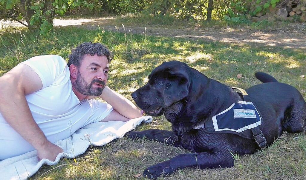Veteraan Michel Ensing en zijn veteranenhond Nozem.