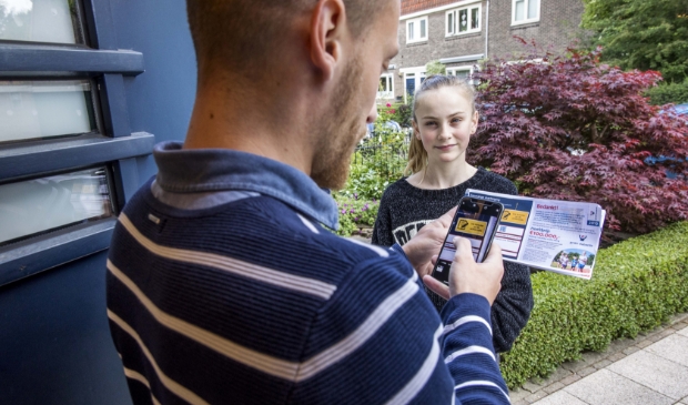 <p>Landelijk gingen ruim 300.000 verkopers 'ouderwets' langs de deuren (foto pré-corona, 2019)</p>