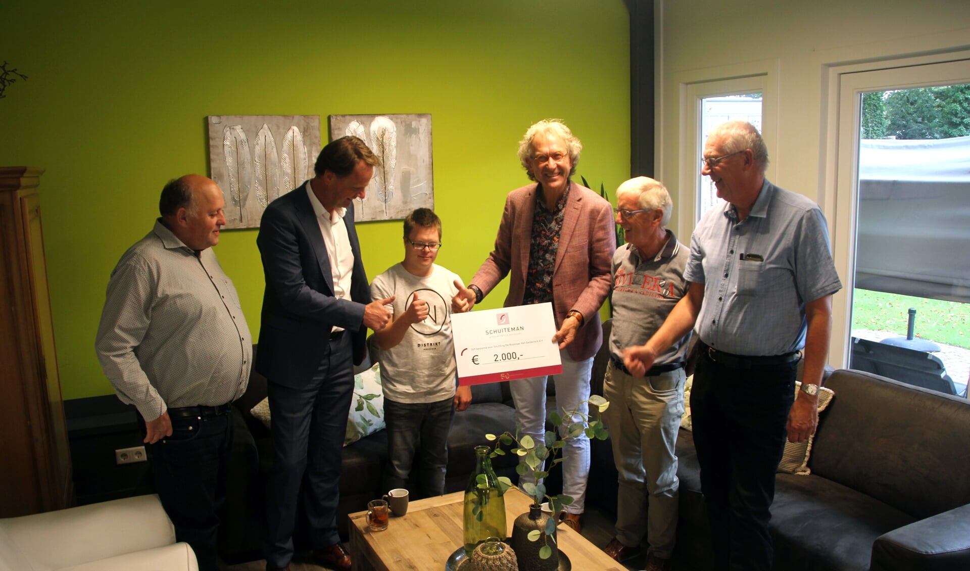 Stichting Schuiteman Accountants Wandelactiviteiten overhandigd cheque aan de Rozelaar