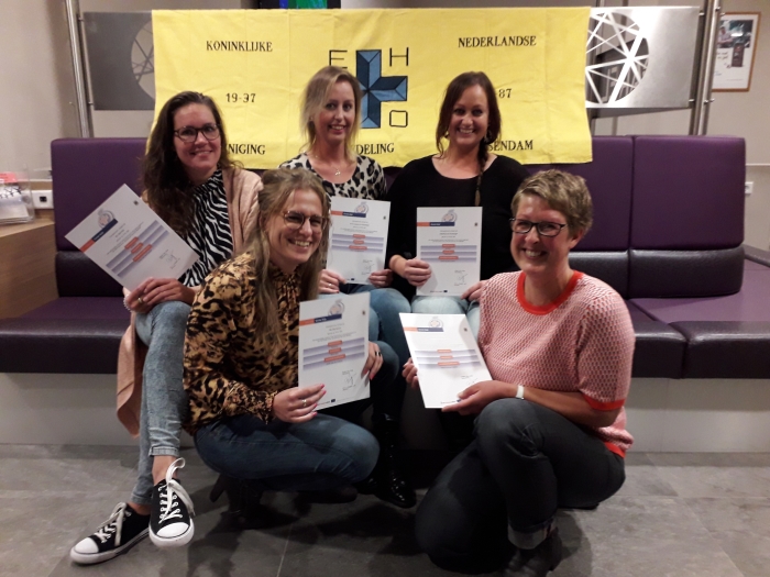 De gediplomeerden M. Bom, M. van Leeuwem, S. Westhuis, M. Klijn en T. den Besten