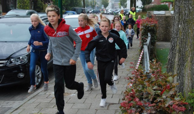 Leerlingen uit de bovenbouw rennen voor het goede doel, nieuwe speeltoestellen.