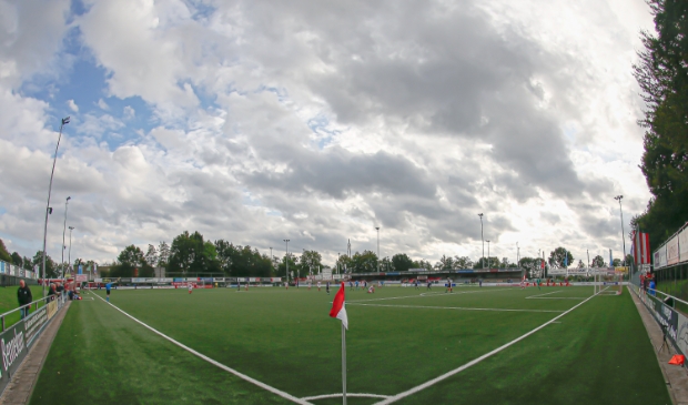 <p>Wolken bij sportpark De Eikelhof in Bennekom, toen nog met publiek. De Edese sportverenigingen staan nog niet op omvallen, maar hebben het wel zwaar.</p>