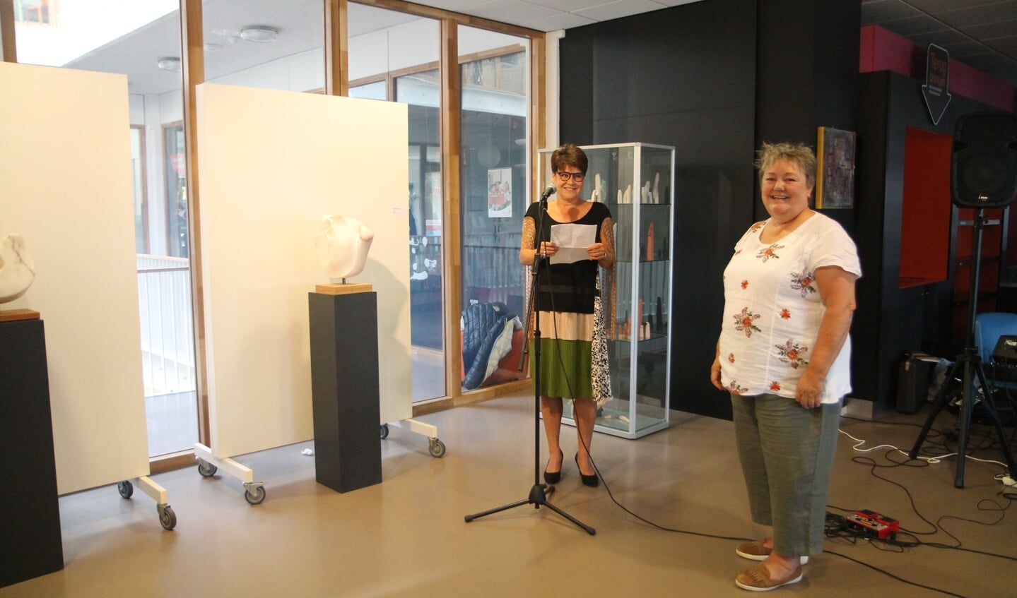 Yvonne Kors houdt als opening een persoonlijke toespraak voor Ineke