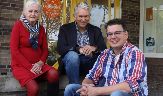 Van links naar rechts: bestuurslid Ria van Schendel, directeur Roel Zuidhof en penningmeester Anton van Renssen voor de Bibliotheek Hoevelaken.