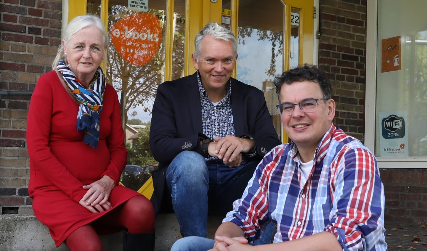 Van links naar rechts: bestuurslid Ria van Schendel, directeur Roel Zuidhof en penningmeester Anton van Renssen voor de Bibliotheek Hoevelaken.