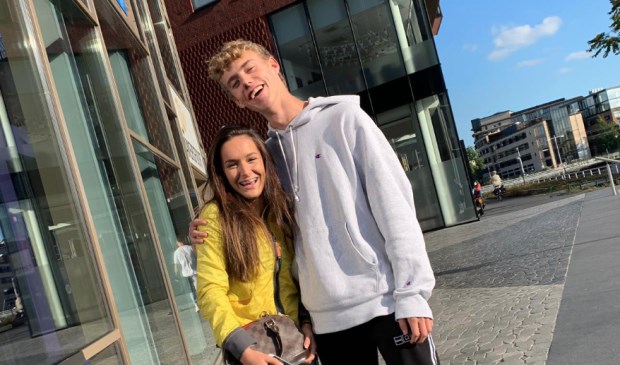 Lara Baarslag met YouTuber UberQuin.