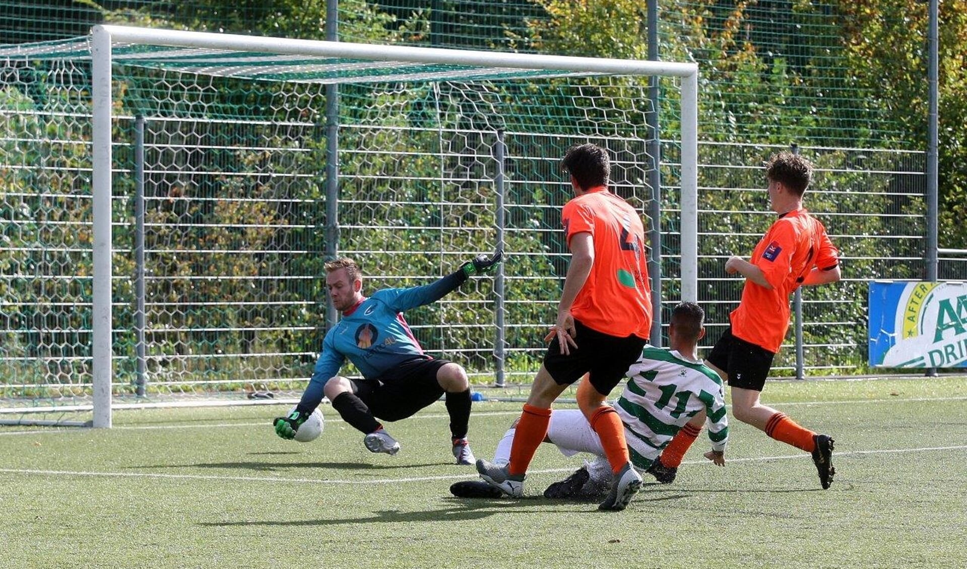 Reshad Haidari maakt 1-0 voor Amstelveen Heemraad.