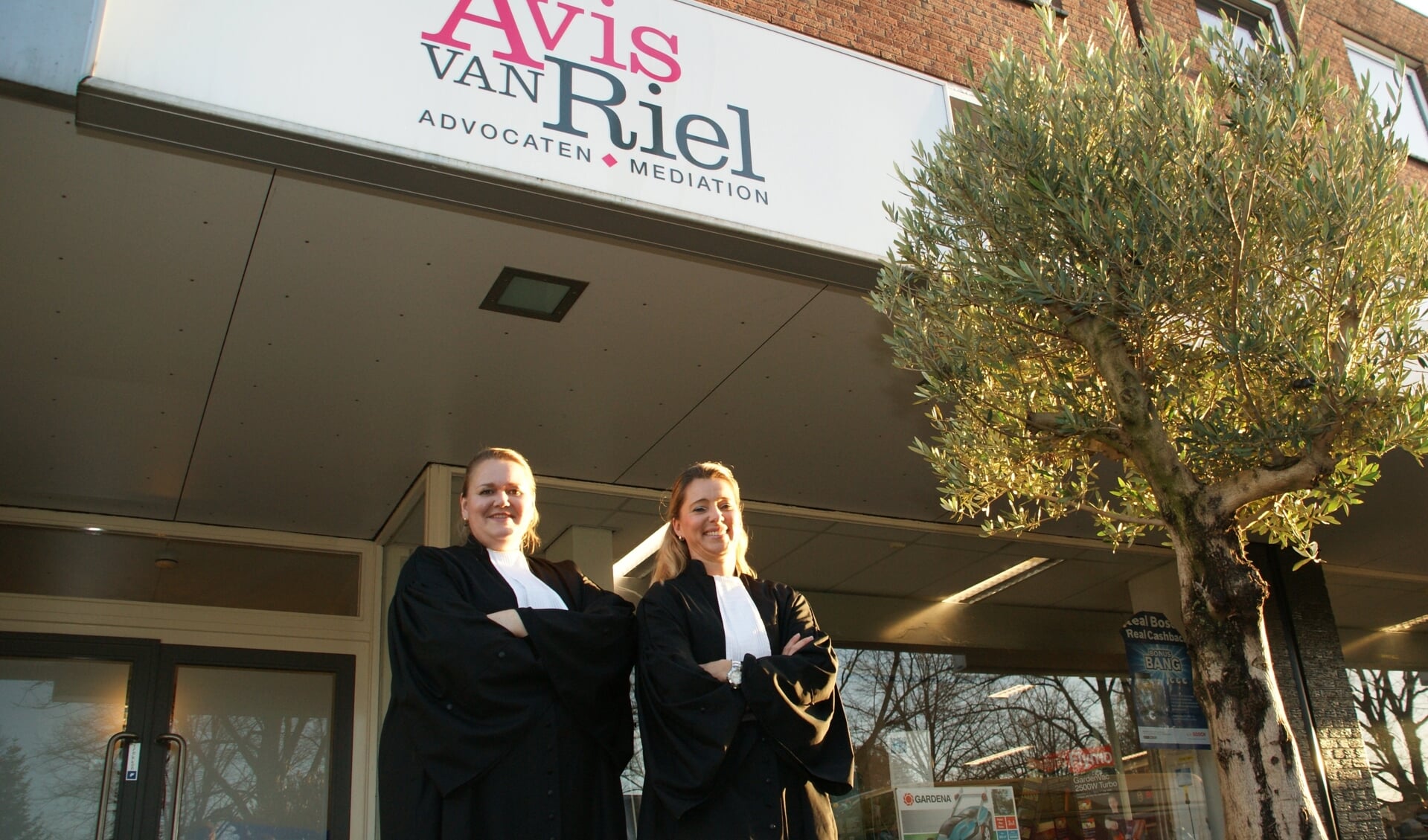 Justine Avis-Knuit (rechts) en Geesje Reitsma-Van Riel.