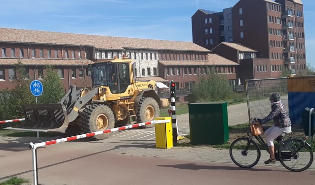 De slagbomen sluiten als er bouwverkeer nadert