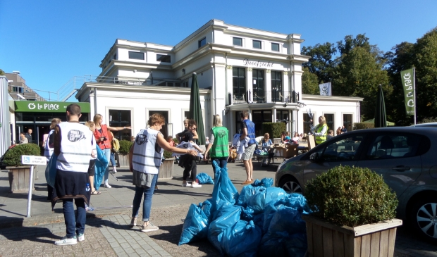 <p>De zwerfvuilactie in 2019 bracht zakken vol met afval op.</p>